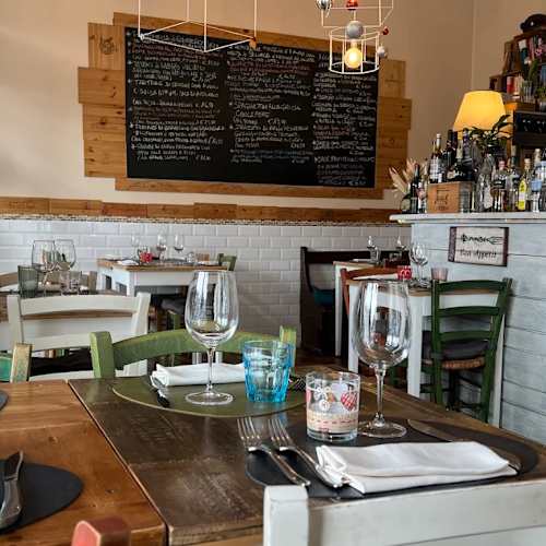 La sala intima dell'osteria Aroma illuminata a candela